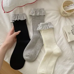 Vue détaillée de chaussettes à volants de style JK japonais avec revers à carreaux.