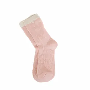 Calcetines de malla rosa a media pantorrilla con botón de corazón, estilo japonés.