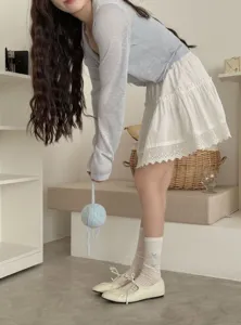 White sweet style socks for women featuring delicate lace and bow accents, perfect daily wear.