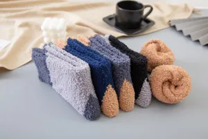 Dicke Korallenfleece-Wintersocken im Detail, weicher Plüschstoff zum Schlafen und Zuhause.