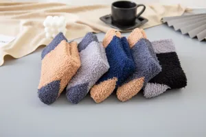 Detailansicht dicker, kuscheliger Korallenfleece-Socken für Herren, warme Wintersocken für zu Hause.