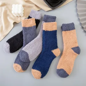 Detaillierte Nahaufnahme dicker, kuscheliger Korallenfleece-Wintersocken in bunten Farben.