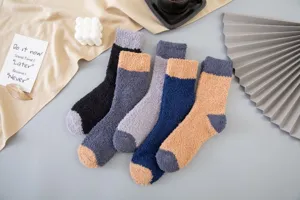 Dicke Korallenfleece Winter warme mittelhohe Socken Detailansicht, kuschelige Plüsch Haussocken.