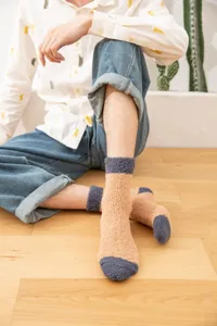 Detailaufnahme dicker Herren-Plüsch-Korallenfleece-Wintersocken, gemütliche Bodensocken.
