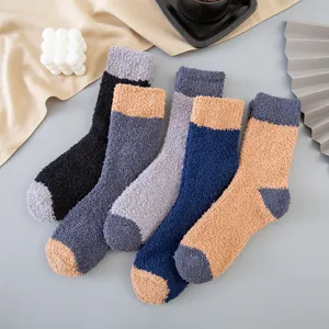 Dicke Korallenfleece Wintersocken für Herren, warme Wintersocken im modernen Farbblock Design.
