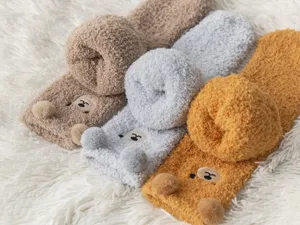 Calzini donna in pile corallo accoglienti, caldi invernali con ricamo di orsetto carino.