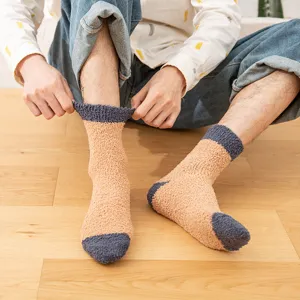 Verstärkte Korallenfleece Wintersocken für Herren, warme flauschige Schlaf- und Bodensocken.