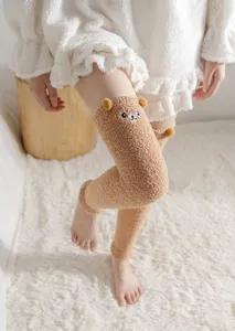 Scaldamuscoli morbidi in peluche marrone da donna, calzini invernali caldi e confortevoli in casa.