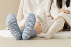 Dettaglio calzini antiscivolo in pile corallo morbido e soffice, caldi per l'inverno.