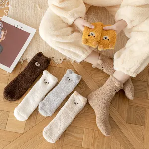 Calze da Notte in Pile Corallo Ispessito da Donna Simpatico Orsetto Cartoon Ricamo Calde Inverno Accoglienti Calze da Pavimento