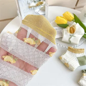 Summer women mesh floral ankle socks with delicate lace trim, sweet style breathable cute socks.