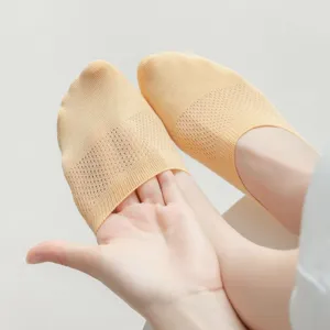 Gedetailleerd overzicht van ademende sokken met mesh, onzichtbaar voor de zomer.