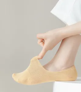 Gedetailleerd overzicht van dunne mesh sokken voor dames met elasticiteit en ventilatie.
