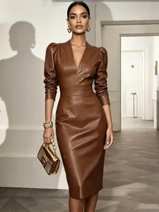 Detalle de vestido midi elegante de manga larga de piel sintética con cuello en V y cintura.