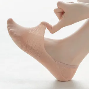 Close-up van transparante mesh enkelsokken met elastische stretch en ultradunne stof.