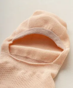 Gedetailleerde weergave van onzichtbare damessok mesh ademend antislip huidskleur