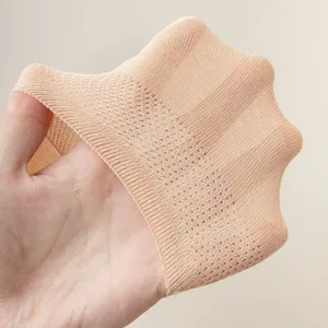 Gedetailleerd overzicht van dunne zomerse dames enkelsokken met ademend mesh weefsel.