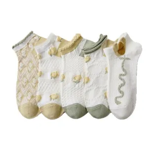 Cute floral mesh low cut boat socks for women, breathable short socks for spring and summer.