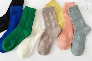 Calze al ginocchio da donna con motivo a rombi classico in morbido cotone pettinato.