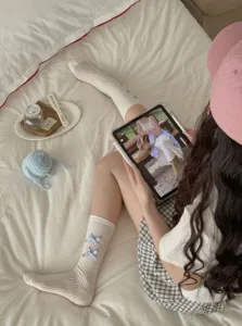 White sweet bow ribbed mid-calf socks for women, cute Lolita cotton casual hosiery.