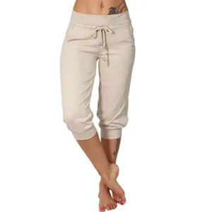 Vue détaillée de pantalon de survêtement capri en tricot beige pour femme avec cordon.