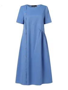 Robe midi décontractée bleue pour femme, avec manches courtes, col rond et boutons élégants.