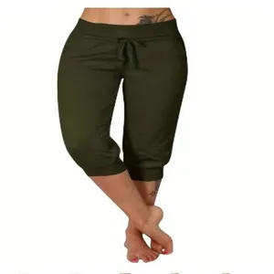 Vue détaillée du pantalon de survêtement kaki court avec taille élastique à cordon et tissu tricoté.