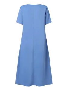 Détail de vue arrière de robe midi décontractée bleu uni à manches courtes pour le quotidien.