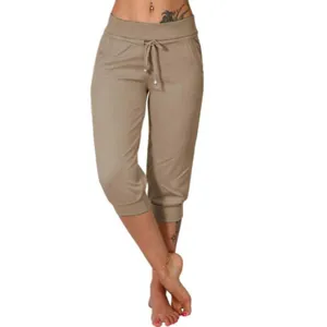 Vue détaillée du pantalon de survêtement court femme en kaki avec cordon et poches.