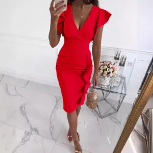 Vestido midi elegante rojo con cuello en V y mangas con volantes ajustado de fiesta