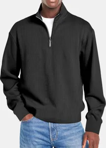 Maglione nero da uomo con mezza zip, maniche lunghe, dettaglio felpa a coste.