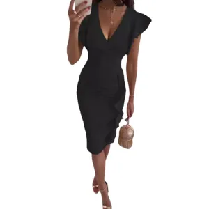 Elegante vestido midi negro ajustado con cuello en V y volantes para una fiesta chic