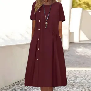 Robe midi décontractée pour femmes à manches courtes, boutons diagonaux et poches froncées.