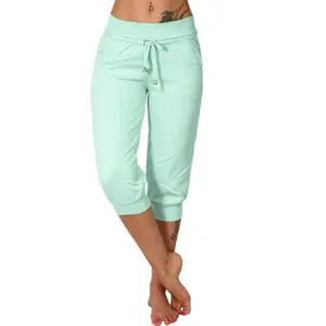 Vue rapprochée de pantalon de survêtement capri en tricot vert clair pour femme avec cordon.
