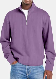 Vista dettagliata del maglione a coste da uomo con collo alto e comoda mezza zip frontale.