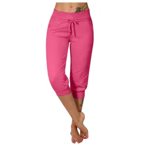 Vue détaillée du pantalon de survêtement court rose en tricot pour femme avec taille élastique.