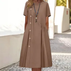 Robe midi élégante pour femme avec manches courtes, col rond et beau design de boutons.