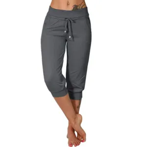Vue détail du pantalon de survêtement court femme en tricot gris foncé avec taille cordon de serrage.