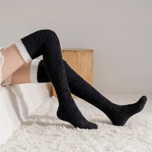 Calcetines altos peludos de felpa coral muy caliente invierno grueso para mujeres