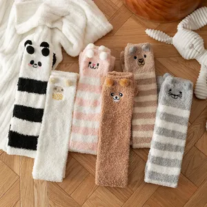 Calzini alti e caldi in morbido pile corallo con simpatici ricami di animali per l'inverno.