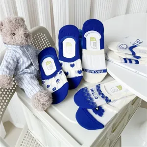 Details of women's summer mesh boat socks with cute smiley faces and anti-slip glass silk.