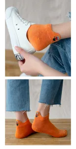 Süße Cartoon bestickte Damen Kurzsocken, atmungsaktive Sommer dünne Knöchel Bootssocken Detail.
