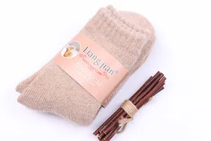 Vue détaillée de chaussettes en laine thermique épaisse unie, texture tricot confortable.