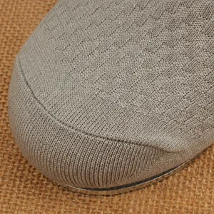 Chaussettes ou chaussures tricotées unies respirantes pour hommes montrant la pointe texturée.