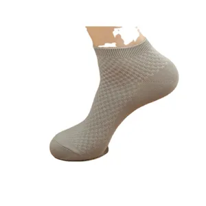Chaussettes basses homme en fibre de bambou respirante, gris clair avec texture en maille.