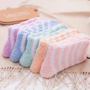 Confortables chaussettes d'hiver douillettes en polaire rayees pour femmes chaussettes de maison.