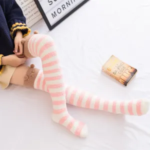 Accoglienti calze sopra il ginocchio in pile corallo per donne, simpatiche calze a righe rosa.