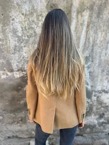 Dettaglio della giacca blazer casual da donna in misto lana, vista posteriore con risvolto.