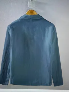 Vista de detalle posterior de la chaqueta casual lisa para hombre, con tela ligera y buen acabado.