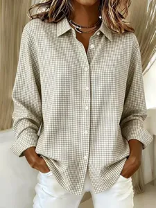 Vista dettagliata della classica camicia a quadri a maniche lunghe con elegante colletto.